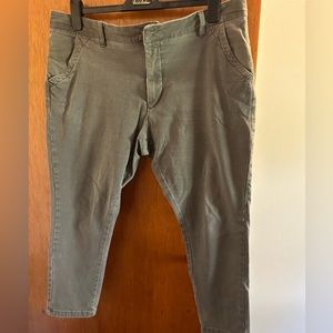 Peau de Loup chino pants. Grey. Size 10.